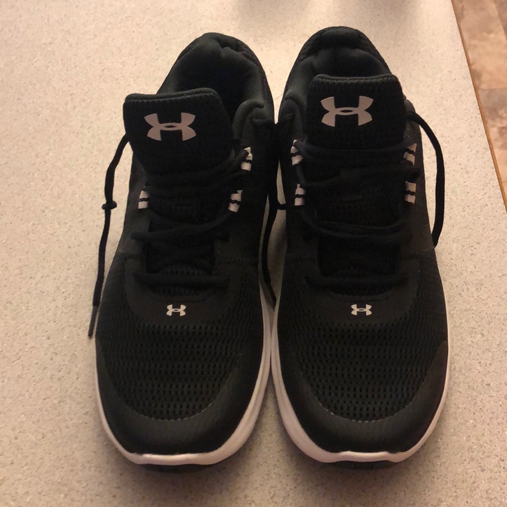 Men’s Under Armor tennis shoes